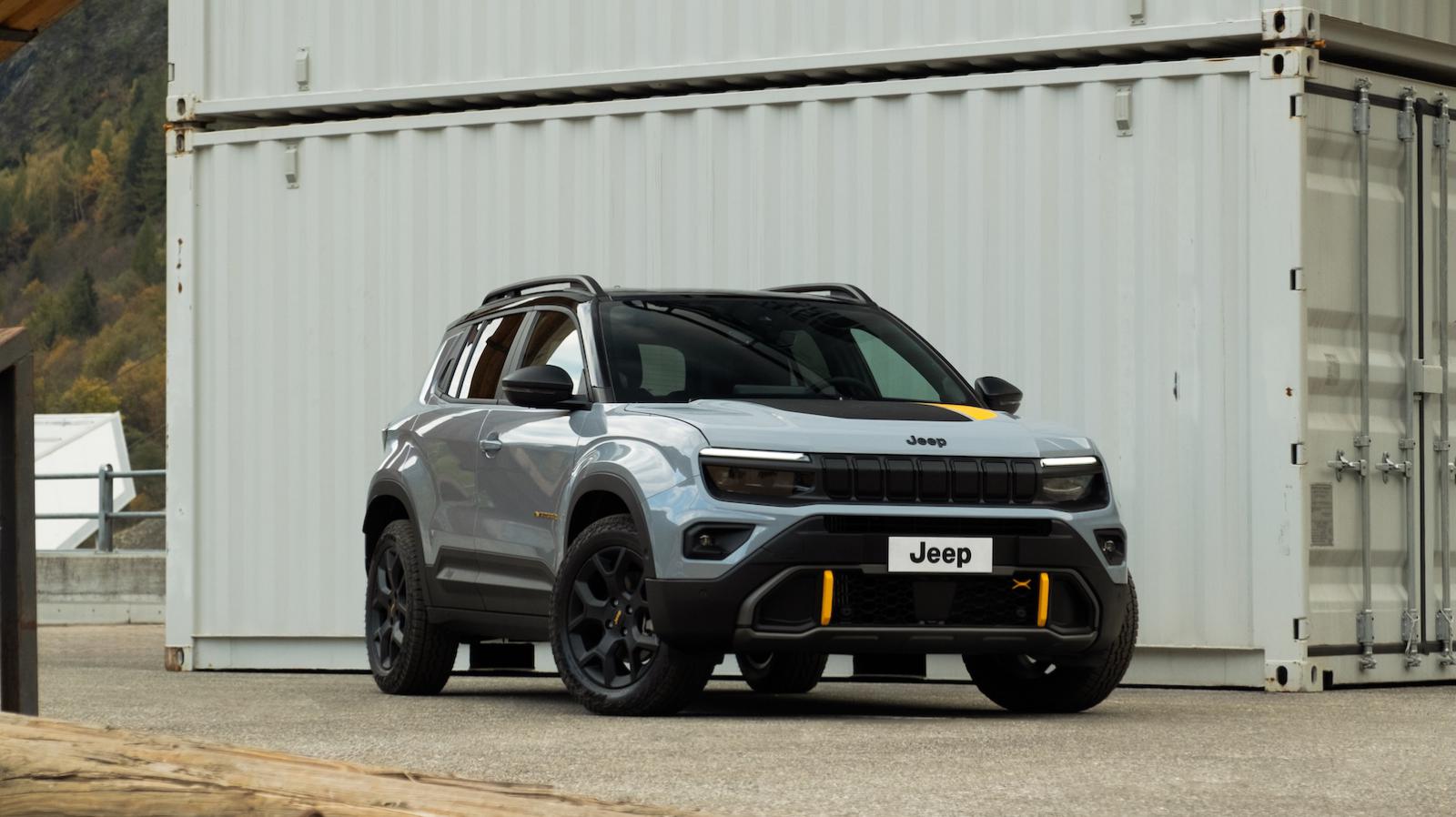 Το Avenger 4xe δείχνει ξεκάθαρα ότι δεν περιορίζεται στην άσφαλτο. Με 210 mm απόσταση από το έδαφος και ελαστικά M+S, είναι προσανατολισμένο και σε πιο απαιτητικές διαδρομές.